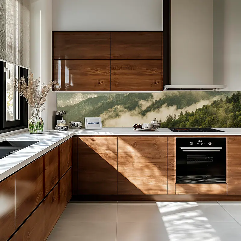 Helle Eckküche mit Holzschränken und Naturrückwand