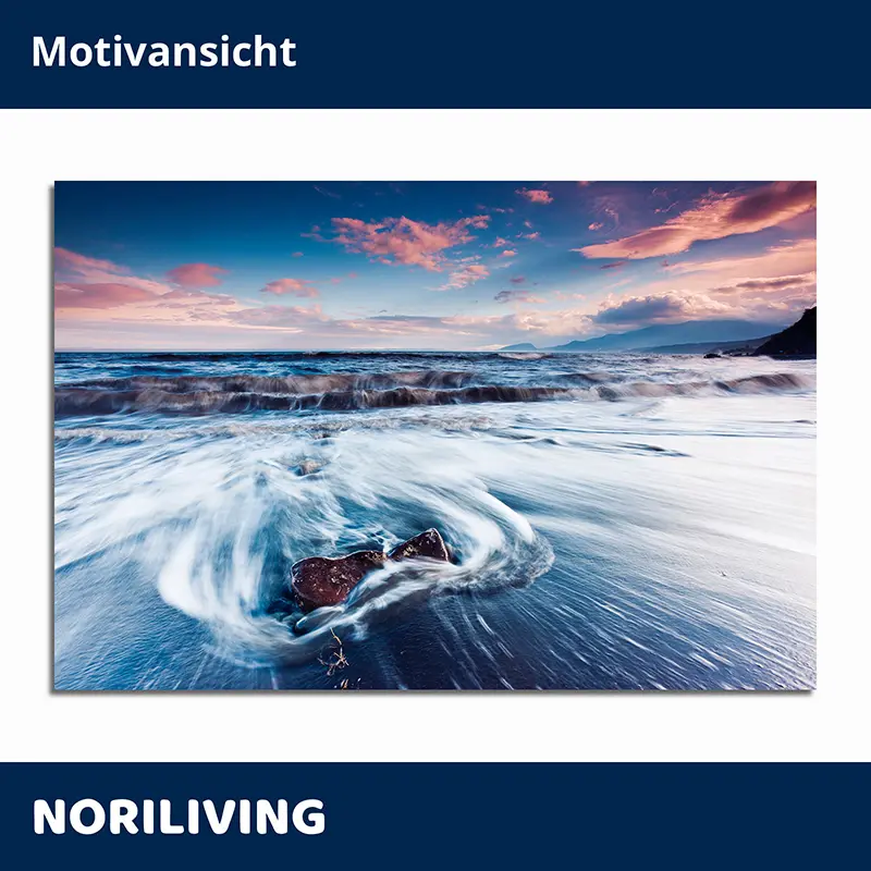 Wellen wirbeln um Felsen an Küste, Abendhimmel