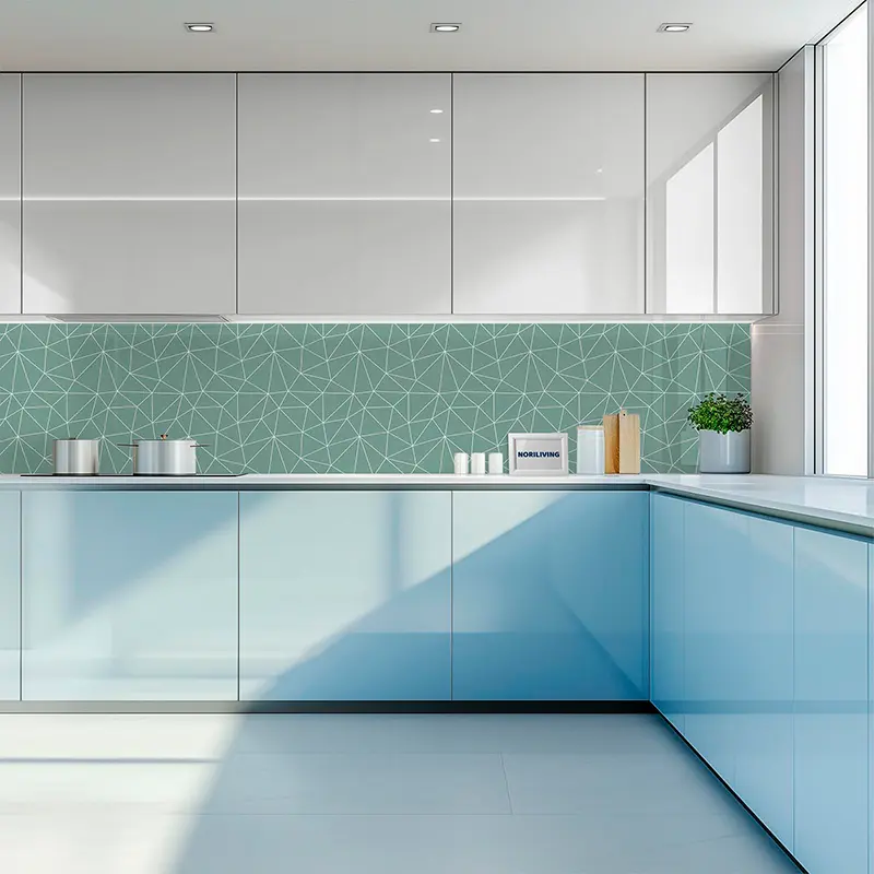 Helle Küche mit blauen Schränken und grünem Fliesenspiegel