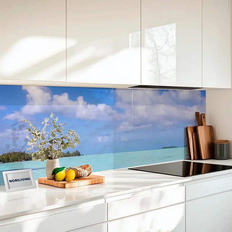 Weiße Küche mit Meeres-Motiv-Rückwand, Zitronen auf Brett