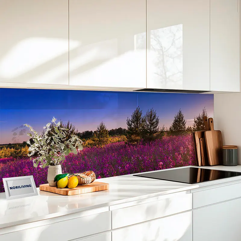 Weiße Küche mit dekorativer Rückwand: lila Blumenfeld