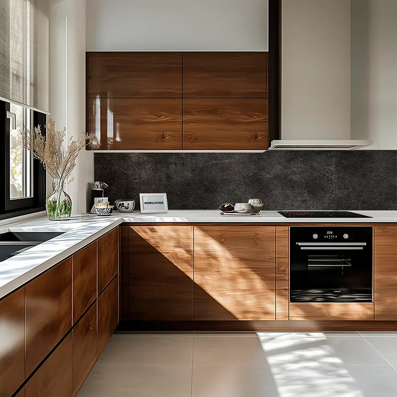 Helle Einbauküche mit Holzfronten