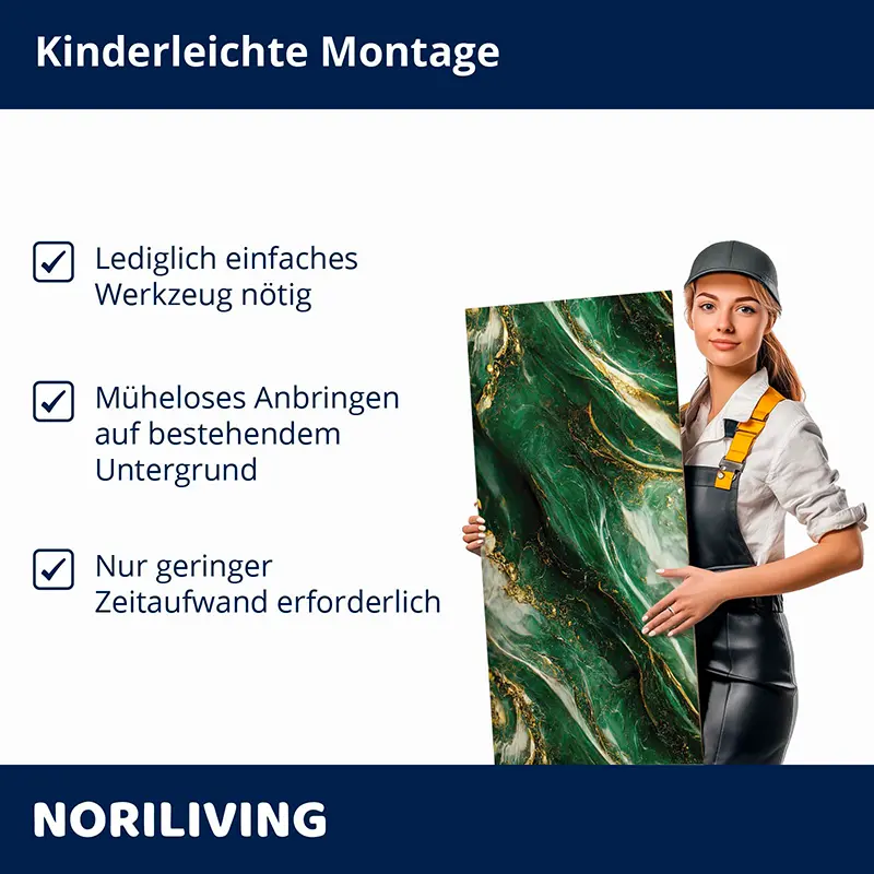 Handwerkerin montiert dekoratives grünes Marmor-Panel