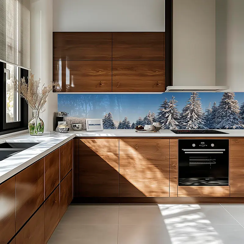 Helle Holz-Küche mit Glasrückwand im Winterwald-Design