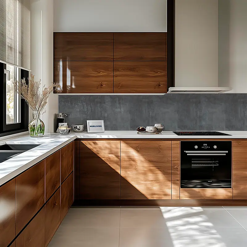 Helle Küche mit Holzschränken und Kochfeld