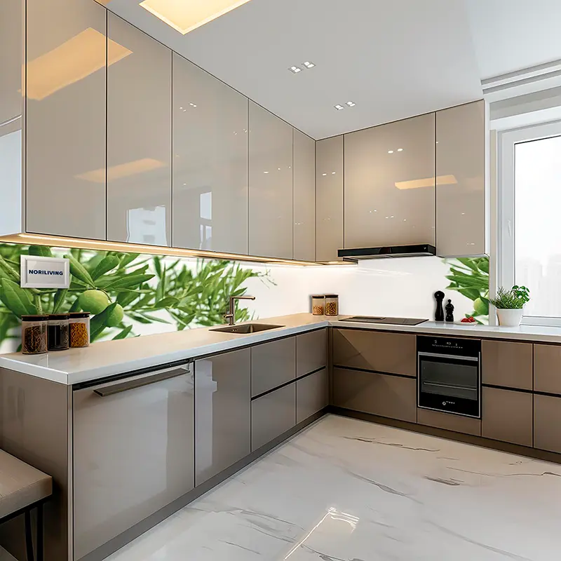 Helle moderne Küchenzeile mit grüner Pflanzen-Glasrückwand