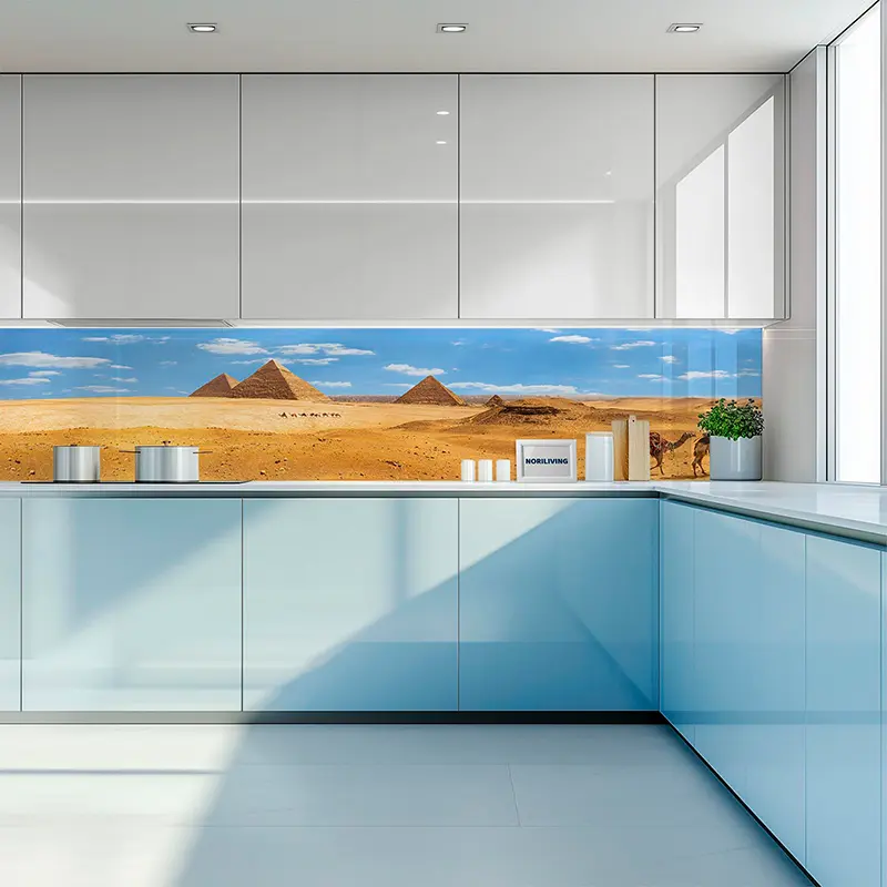 Küche mit Glasrückwand: Pyramiden in der Wüste