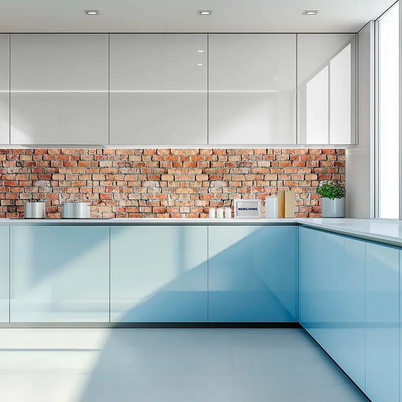 Helle Küche mit blauen Schränken und Backsteinwand