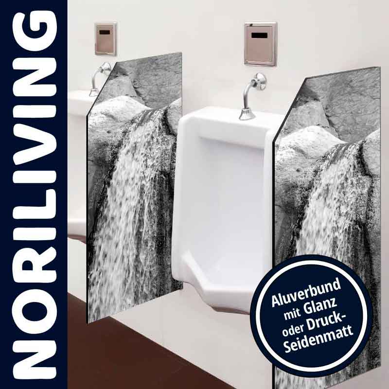 Moderner Urinalbereich mit außergewöhnlichem Wasserfall-Design auf den Trennwänden