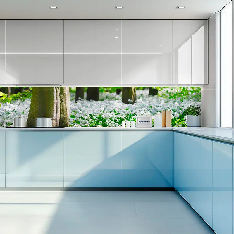 Helle Küche mit blau lackierten Schränken und Waldmotiv