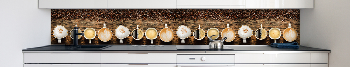 Moderne Küche mit dekorativer Rückwand, die verschiedene Kaffeetassen und Kaffeebohnen zeigt