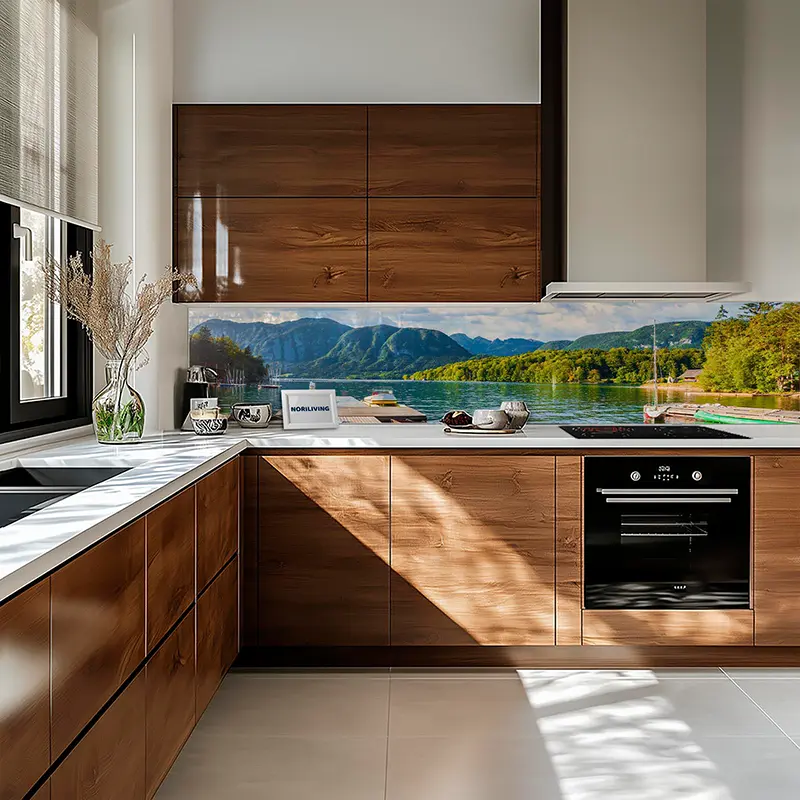 Küche mit Holzfronten und See-Motiv als Spritzschutz