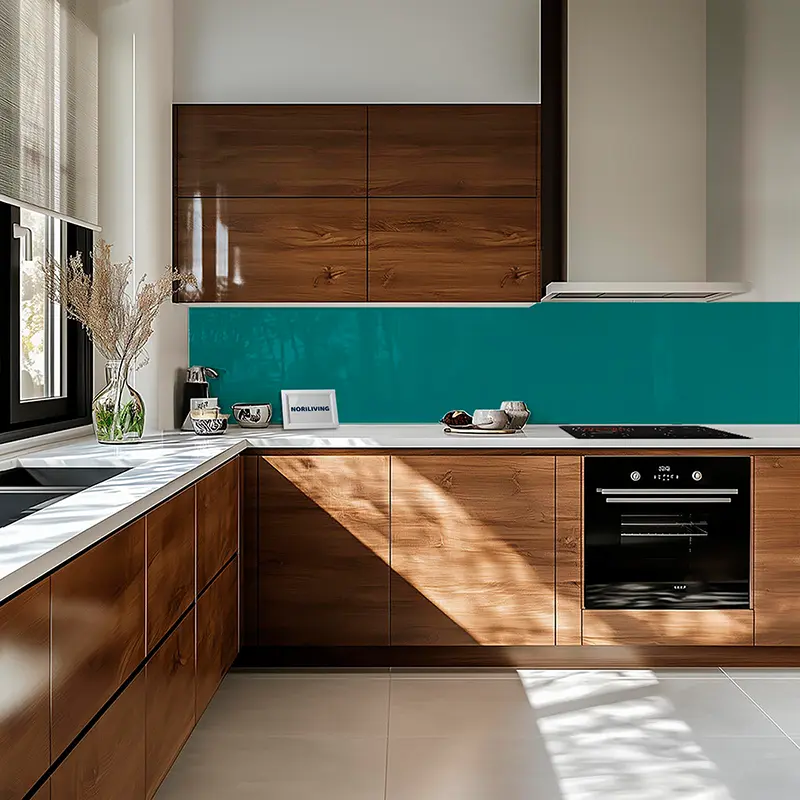 Küche mit Holzschränken, weißer Arbeitsplatte und Ofen