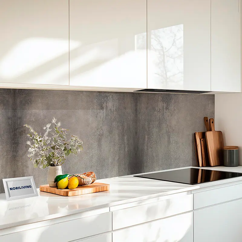 Weiße Küche mit Arbeitsplatte, Schneidebrettern und Deko