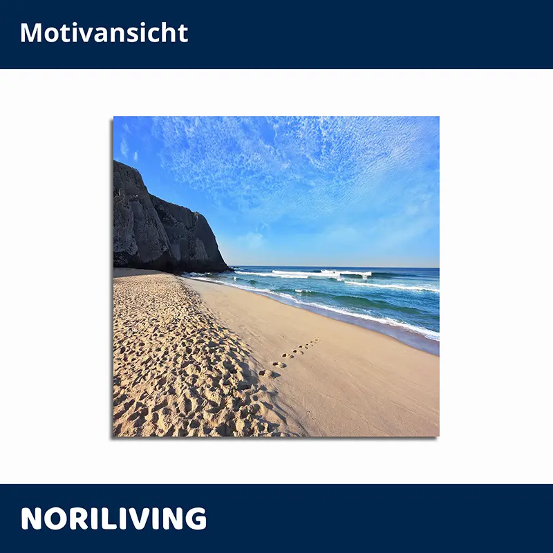 Strand mit Sand, Fußspuren, Klippe und blauem Meer