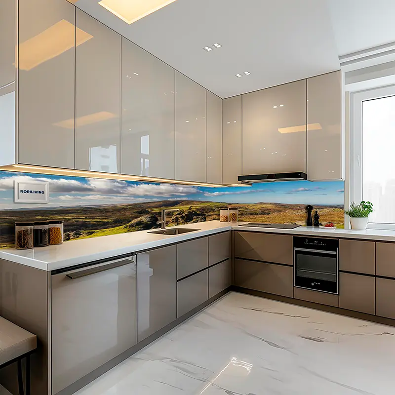 Graue Einbauküche mit Landschafts-Glasrückwand