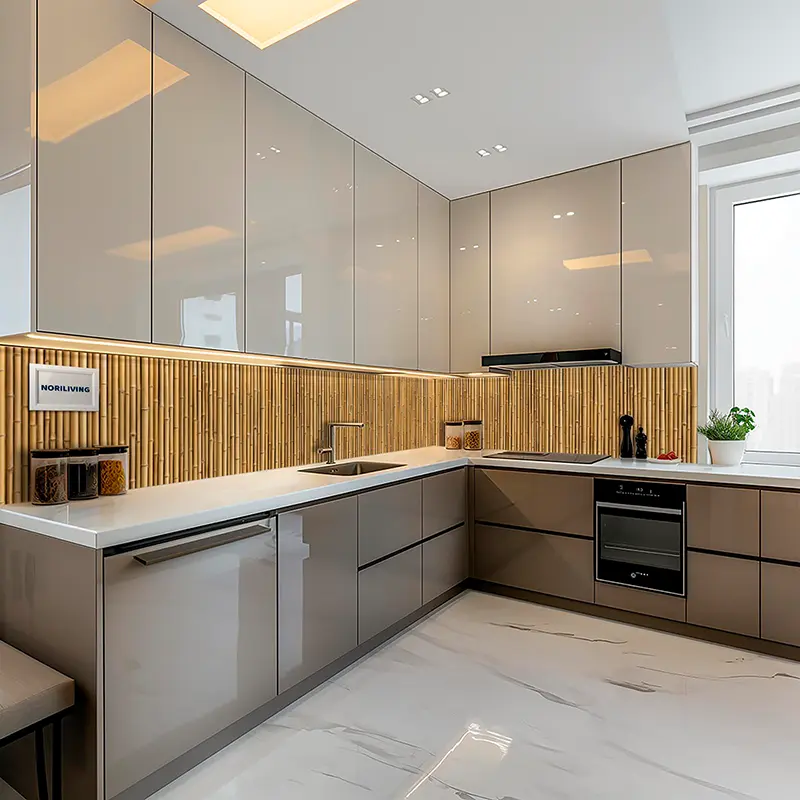 Einbauküche in U-Form mit Bambus-Wand und Marmorboden