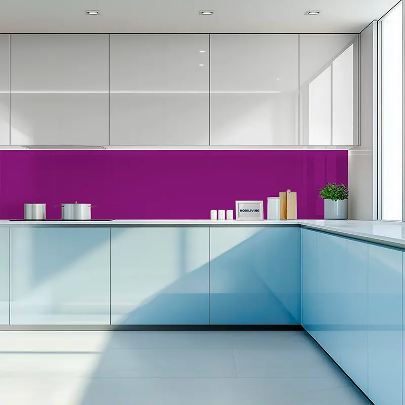 Helle Küche mit violettem Rückwand-Spritzschutz