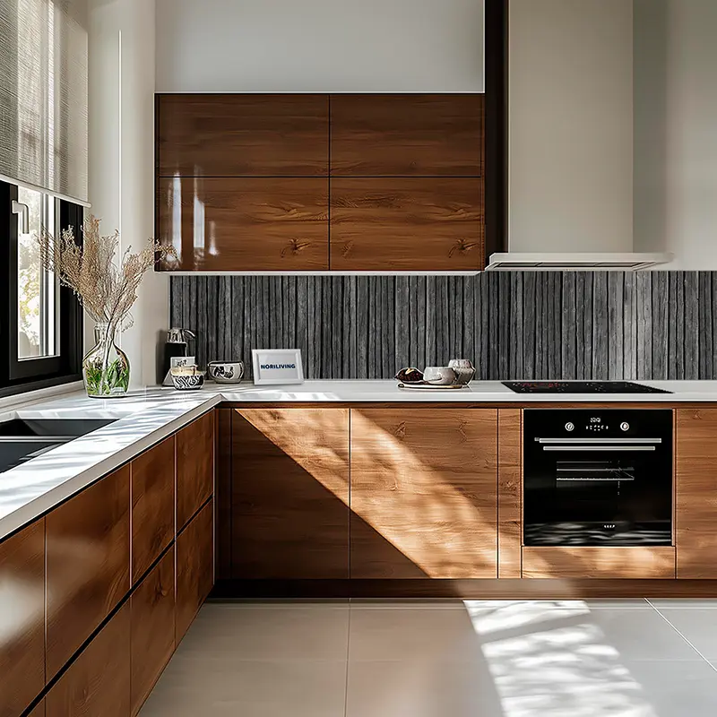 Küche mit Holzschränken, weißer Arbeitsfläche und Ofen