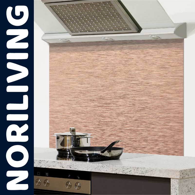 Moderne Küchenrückwand aus Metall mit Töpfen und Pfannen unter einer Dunstabzugshaube