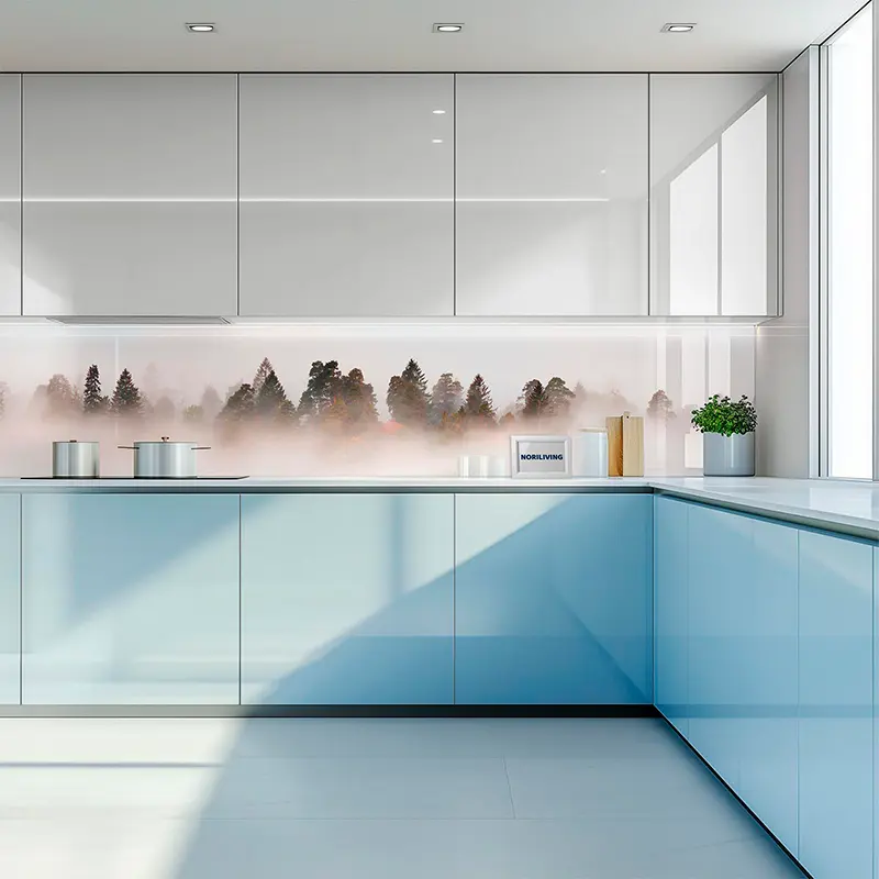 Helle Küchenzeile mit blauem Fronten und Nebelwald-Rückwand