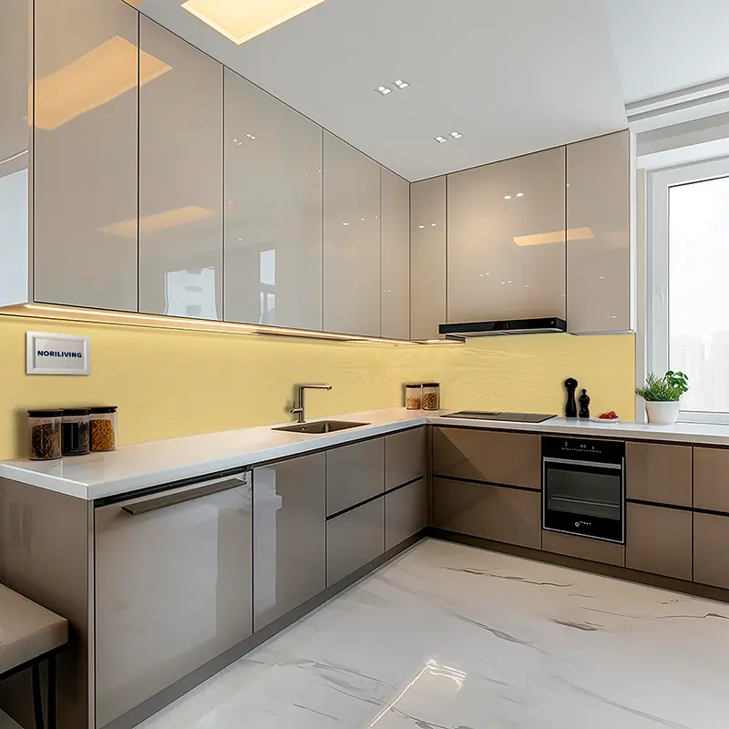 Helle L-förmige Küche mit gelber Rückwandbeleuchtung