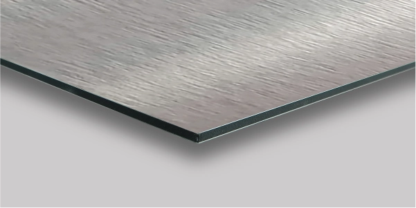 Nahaufnahme gebürstetes Edelstahlblech mit Kante