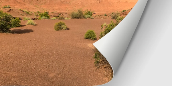 Rote Wüstenlandschaft mit umgeschlagener Ecke