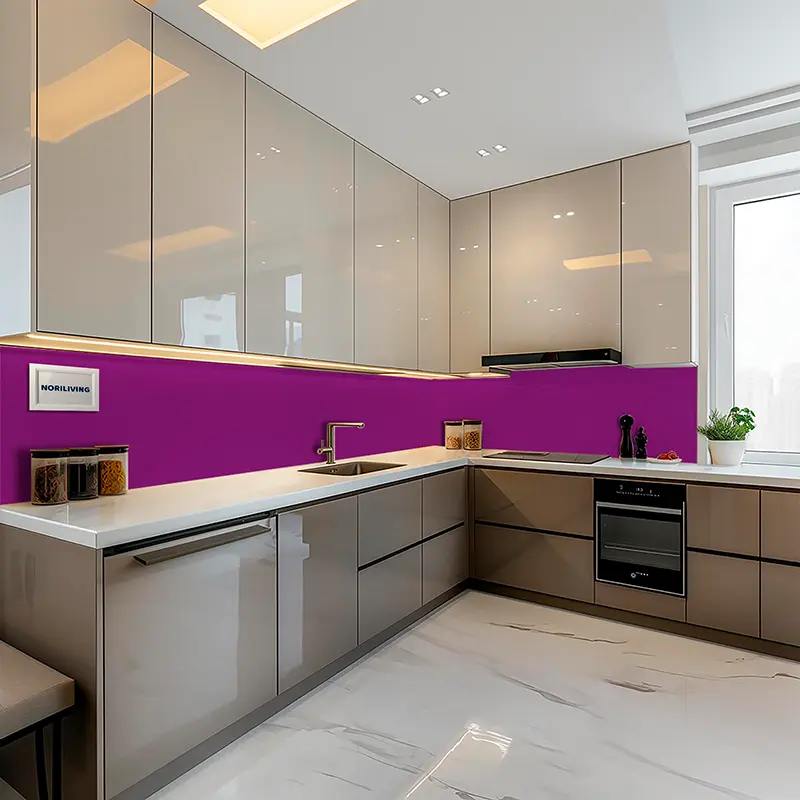 Eckküche grau-hochglanz, weiße Arbeitsplatte, lila Rückwand