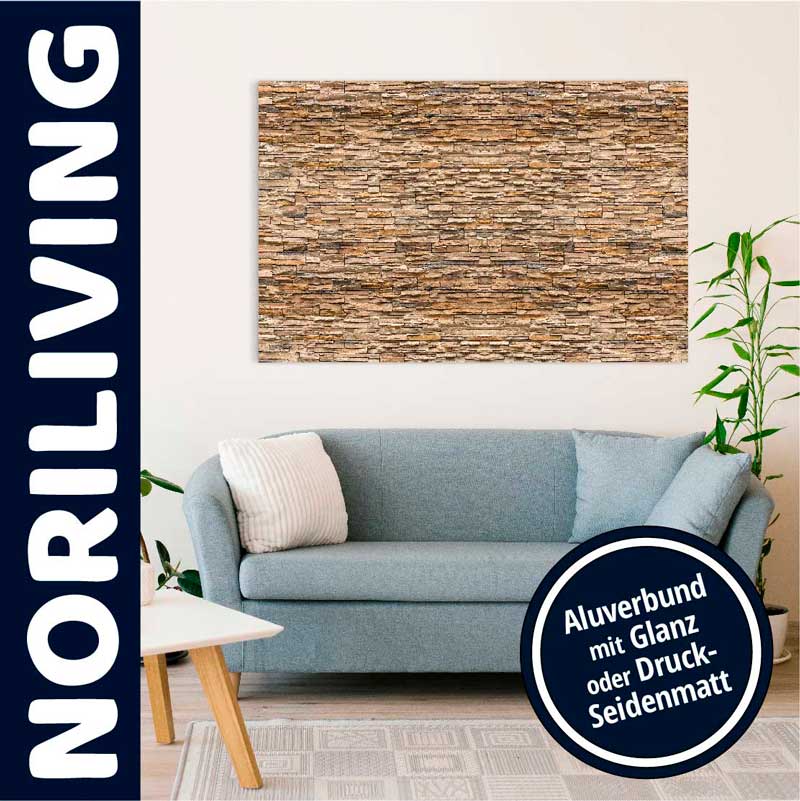 Ein stilvolles Wohnzimmer mit einem dekorativen Aluverbund-Wandbild mit Steinstruktur über einem hellblauen Sofa, ergänzt durch Kissen und Pflanze für ein gemütliches Ambiente.