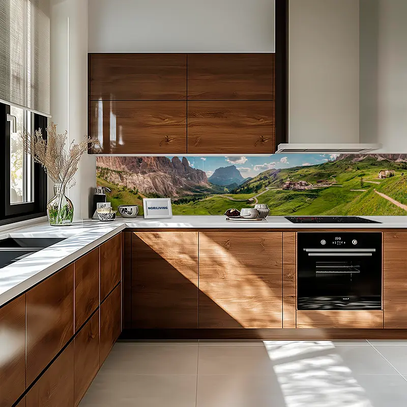 Küche mit Holzfronten und Bergblick-Glasrückwand