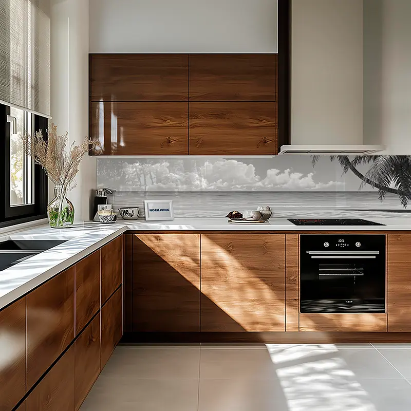 Helle Eckküche mit Einbauofen und Küchentheke