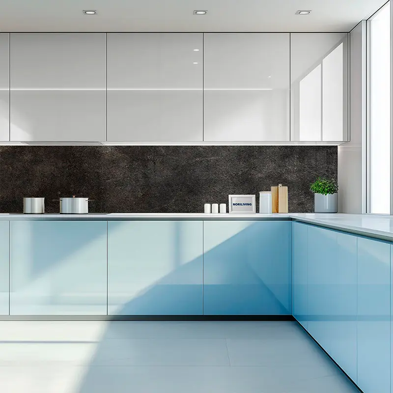 Minimalistische Küche mit hellblauen Unterschränken