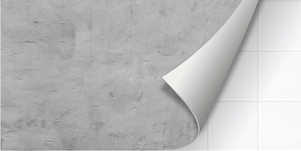 abgezogene Tapete offenbart glänzende weiße Wandfliesen