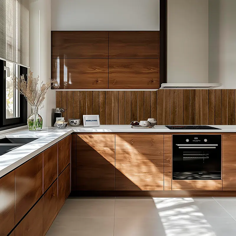 Küche mit Holzfronten, Arbeitsplatte und Backofen