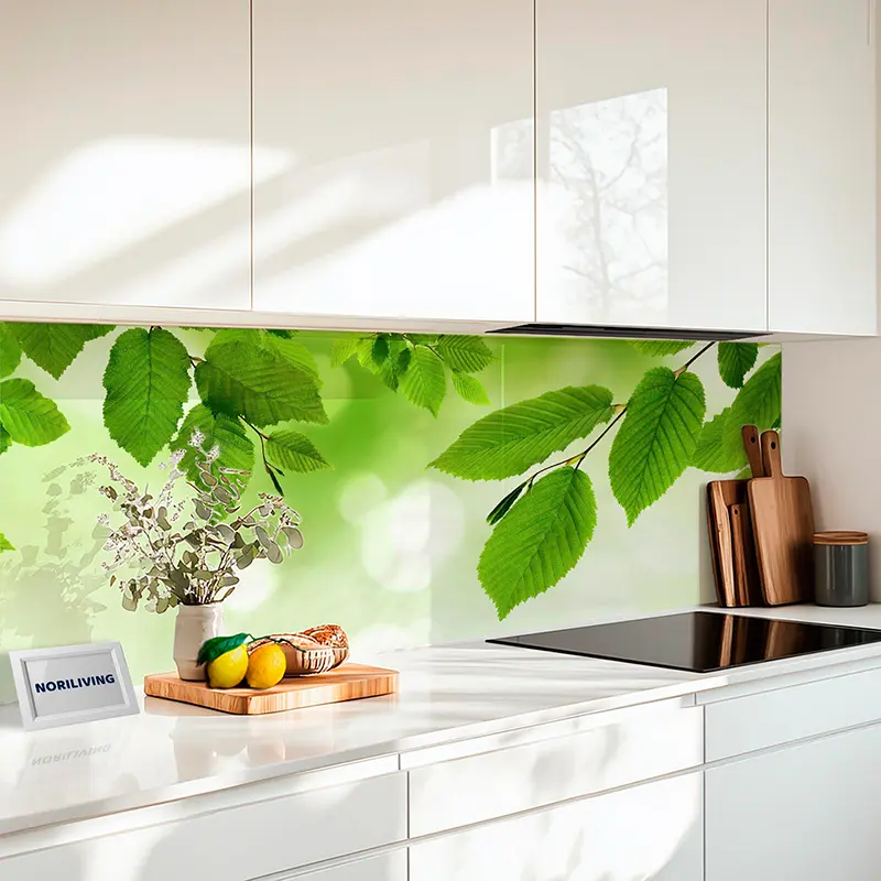 Moderne weiße Küche mit Blatt-Motiv Rückwand