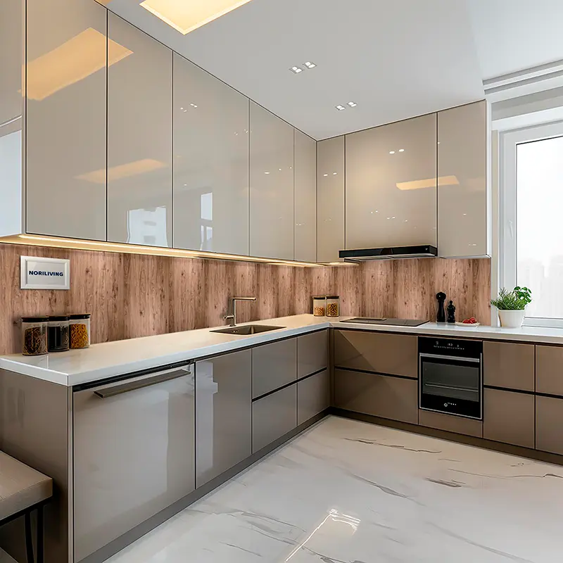 Beige Küche mit Holzrückwand und Einbaugeräten