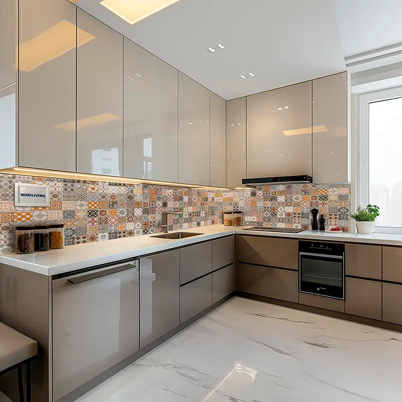 Beige Hochglanzküche mit Mosaik-Fliesenspiegel