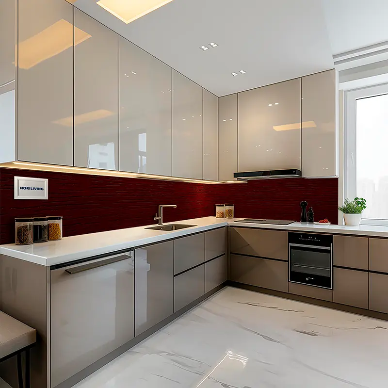 Beige Hochglanzküche mit rotem Spritzschutz und Fenster