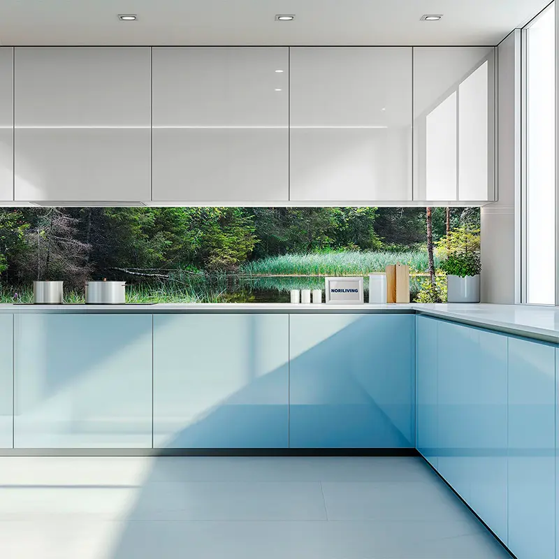 Helle moderne Küche mit blau lackierten Schränken