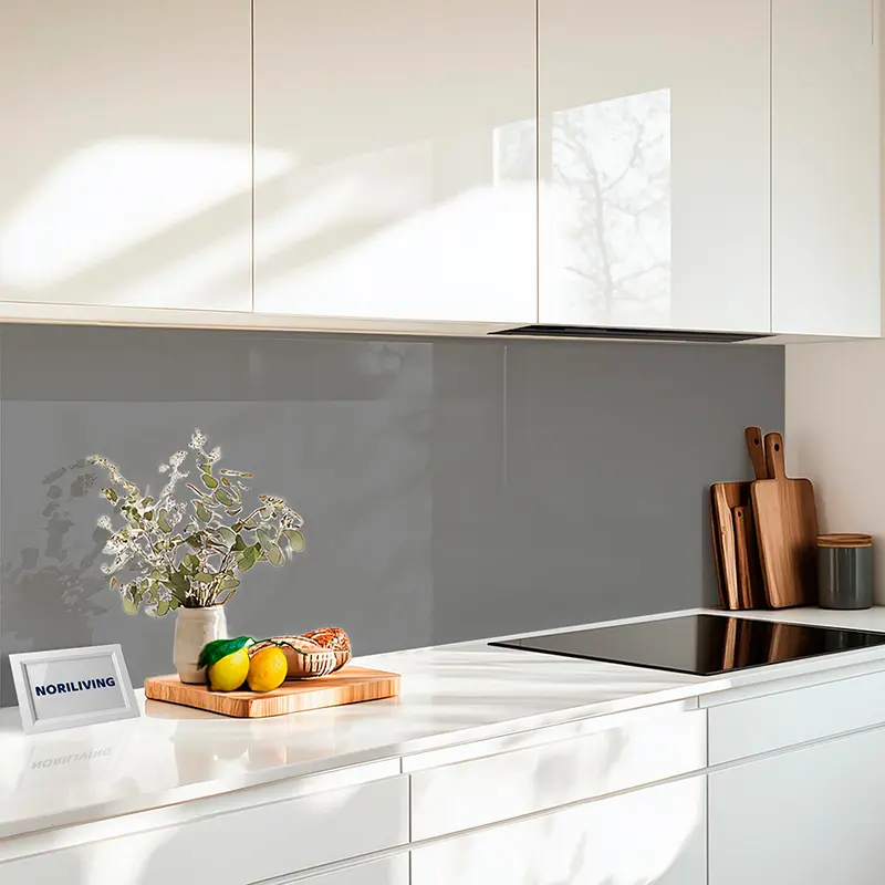 Weißer Küchenarbeitsplatz mit Schneidebrettern, Zitrusfrücht