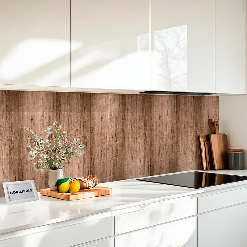 Moderne weiße Küche mit Holzrückwand, Schneidebrettern