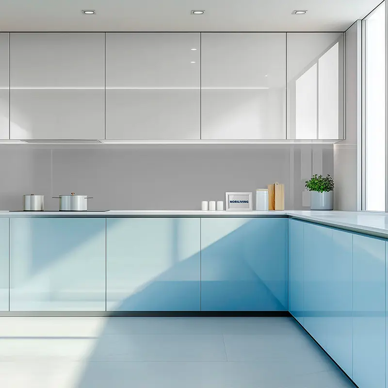 Helle moderne Küche mit blauem Unterschrank und Kochfeld