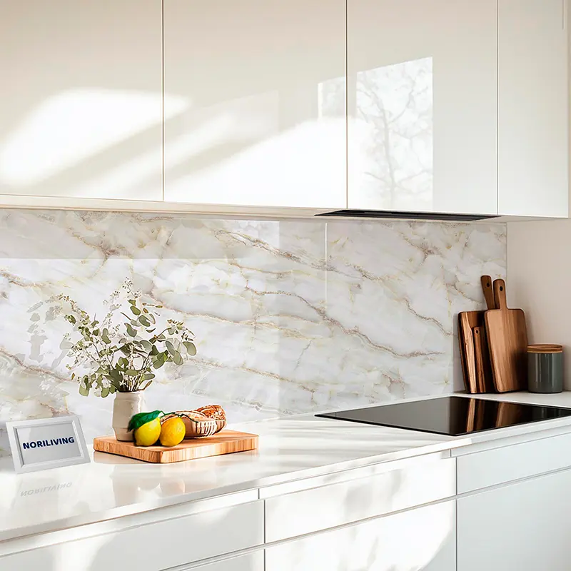 Weiße Küche mit Marmor-Rückwand, Schneidebretter