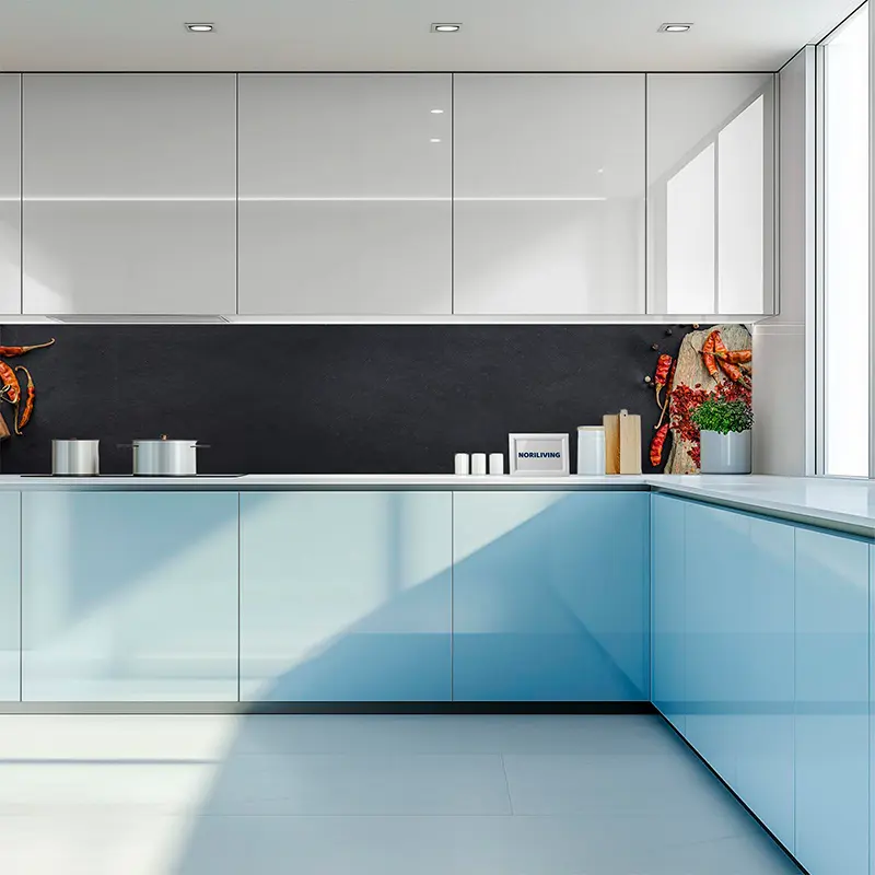 Helle, minimalistische Küche mit blauem Unterschrank