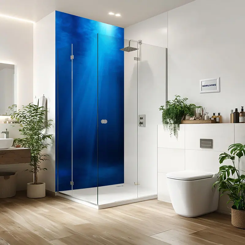 Helles Badezimmer mit Glasdusche und Pflanzen