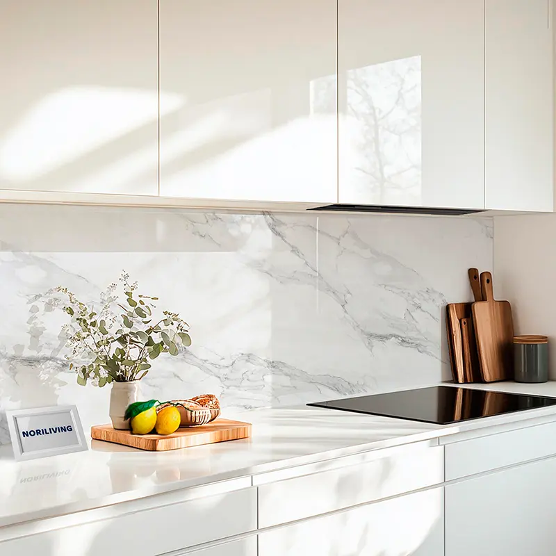 Moderner weißer Küchenarbeitsplatz mit Schneidebrettern