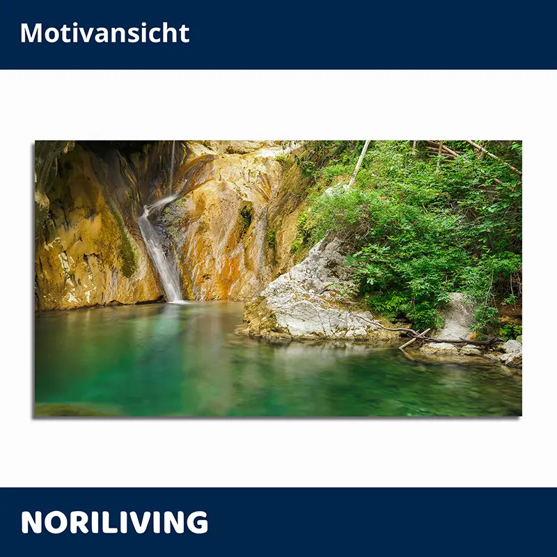 Wandbild: Wasserfall, Felsen und grüner Bergsee