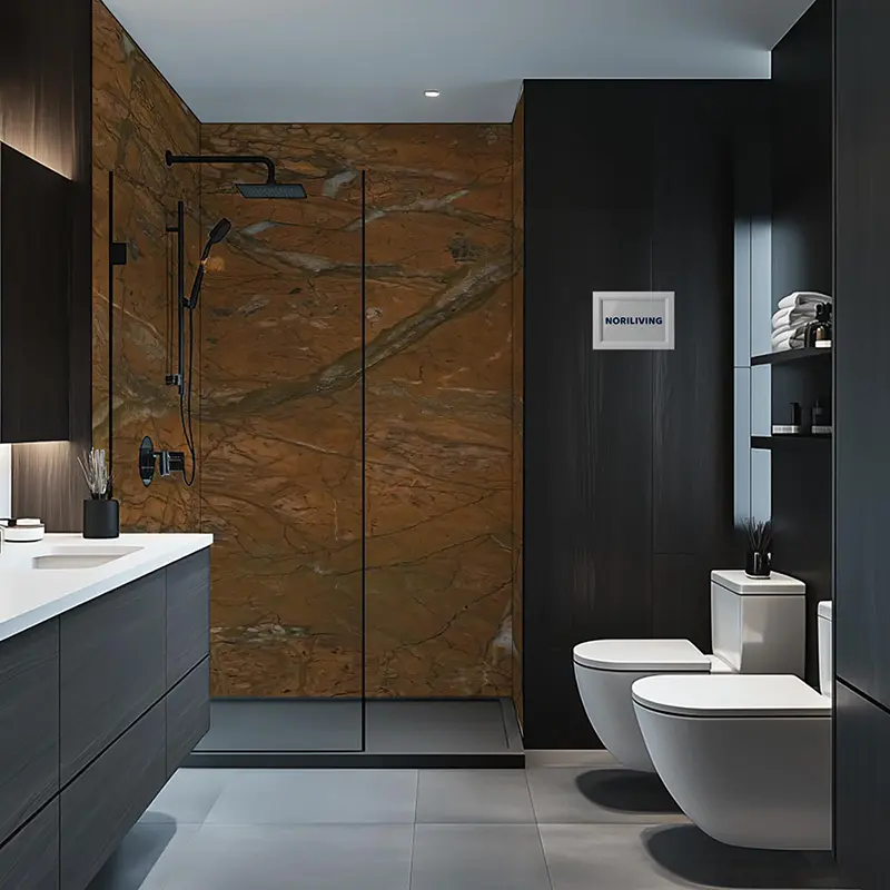 Elegantes Bad mit Marmorwand, Walk-in Dusche und WC