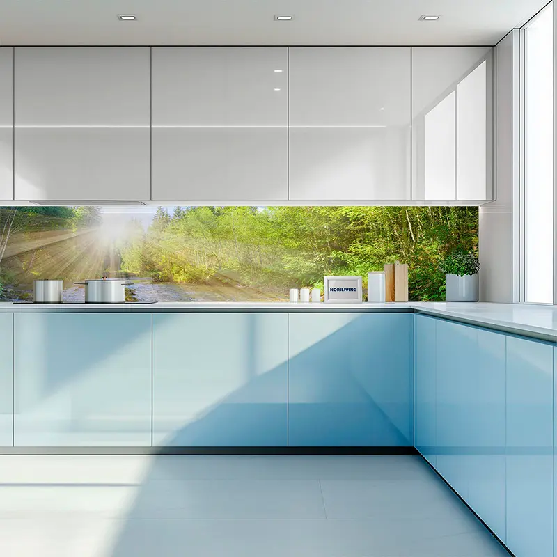 Küche mit blauer Front und Wald-Glasrückwand
